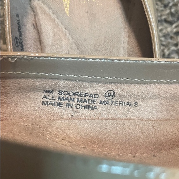 AEROSOLES Beige Flats with Gold Buckle SIZE 9 - Picture 12 of 14